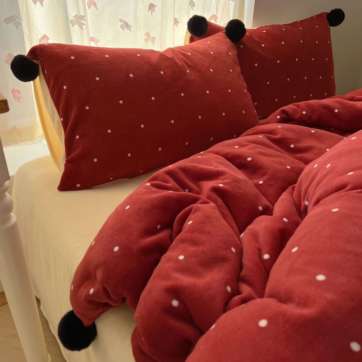 91家纺网 家纺一手货源 找家纺 顾里家纺 2025新款chic波点牛奶绒毛球套件 红波点