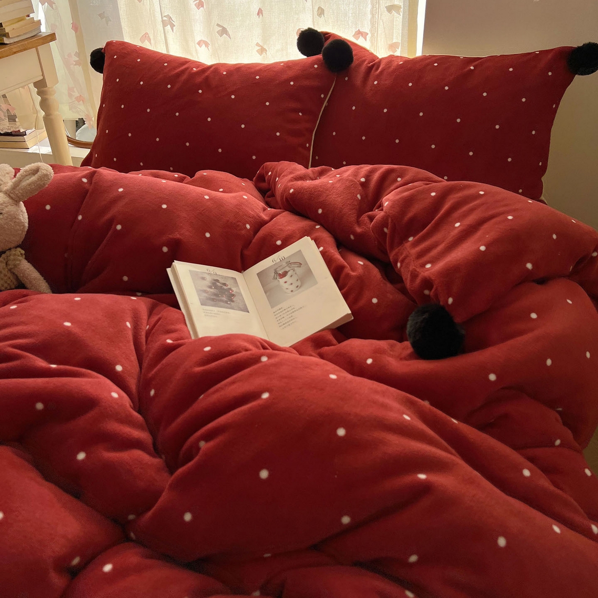 91家纺网 家纺一手货源 找家纺 顾里家纺 2025新款chic波点牛奶绒毛球套件 红波点