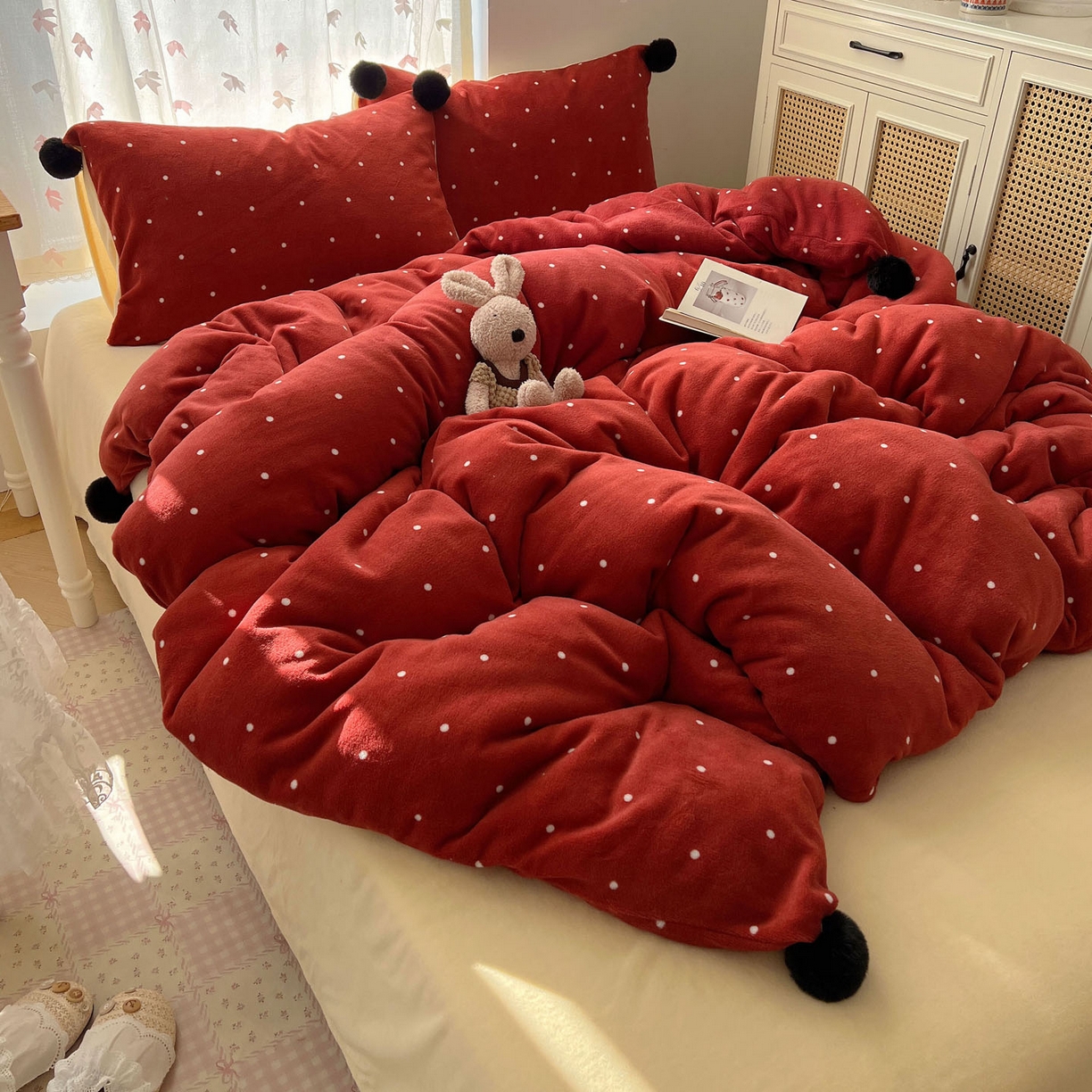 91家纺网 家纺一手货源 找家纺 顾里家纺 2025新款chic波点牛奶绒毛球套件 红波点