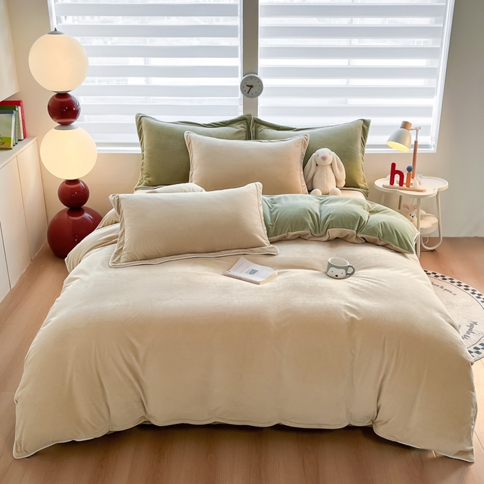 91家纺网 家纺一手货源 找家纺 九沐良品 2025新款加厚婴儿绒牛奶绒四件套工艺款宝宝绒四件套 米驼+苔绿