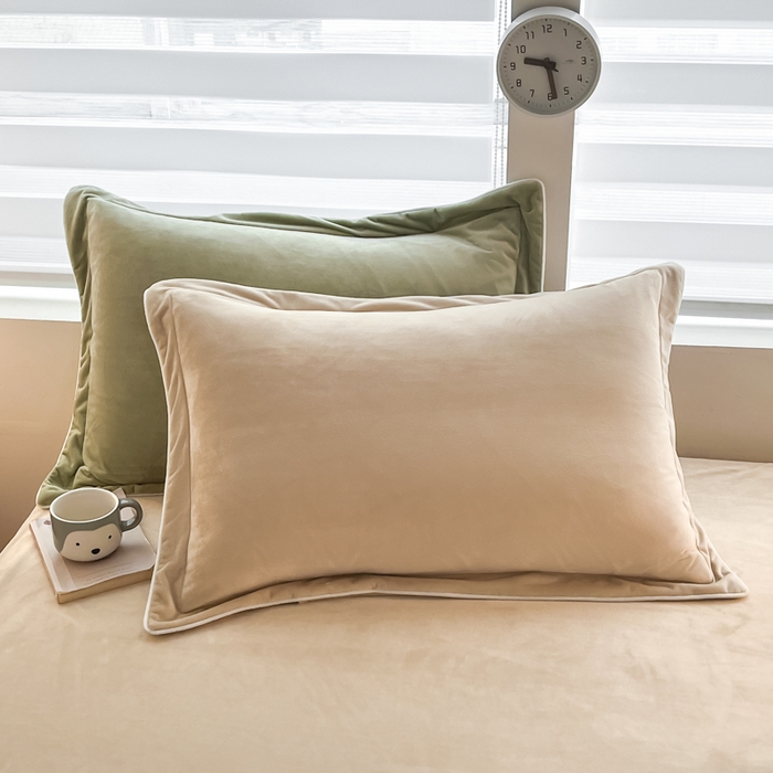 91家纺网 家纺一手货源 找家纺 九沐良品 2025新款加厚婴儿绒牛奶绒四件套工艺款宝宝绒四件套 米驼+苔绿