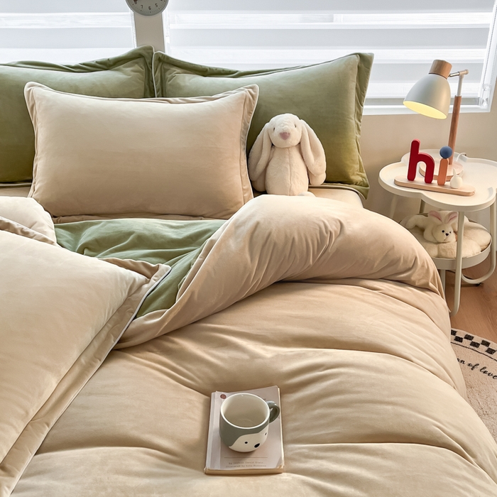 91家纺网 家纺一手货源 找家纺 九沐良品 2025新款加厚婴儿绒牛奶绒四件套工艺款宝宝绒四件套 米驼+苔绿