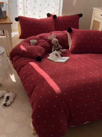 91家纺网 家纺一手货源 找家纺 顾里家纺 2025新款chic波点牛奶绒毛球套件 红波点