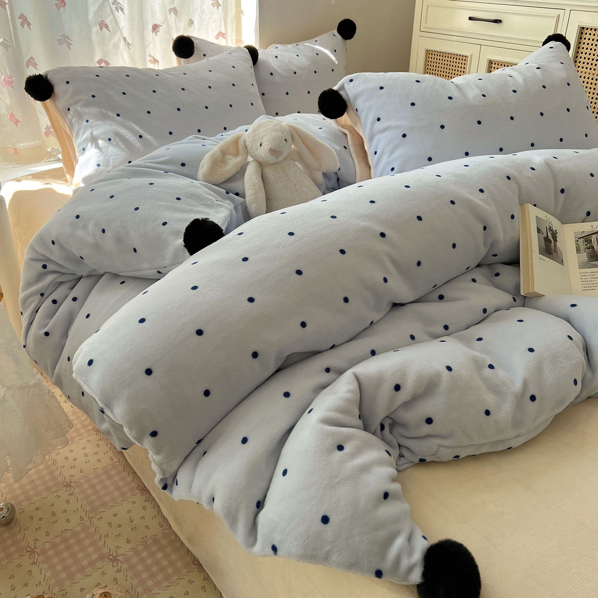 91家纺网 家纺一手货源 找家纺 顾里家纺 2025新款chic波点牛奶绒毛球套件 蓝波点