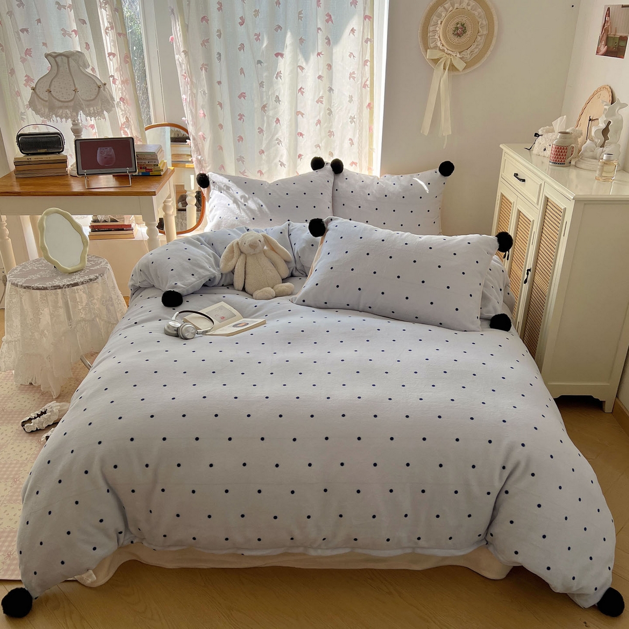 91家纺网 家纺一手货源 找家纺 顾里家纺 2025新款chic波点牛奶绒毛球套件 蓝波点