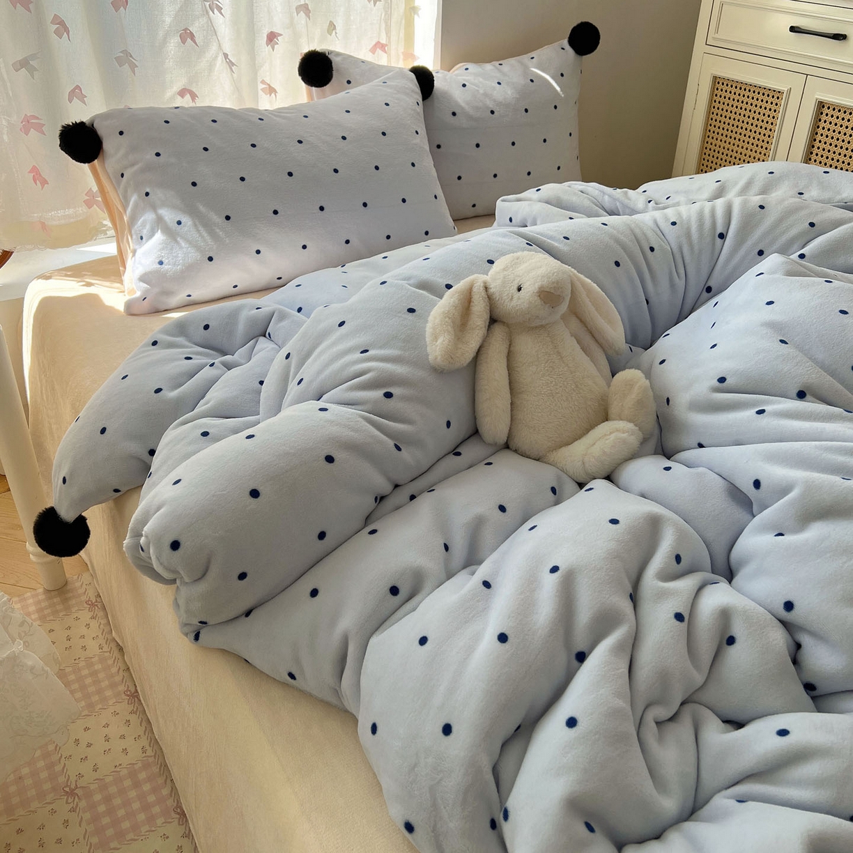 91家纺网 家纺一手货源 找家纺 顾里家纺 2025新款chic波点牛奶绒毛球套件 蓝波点