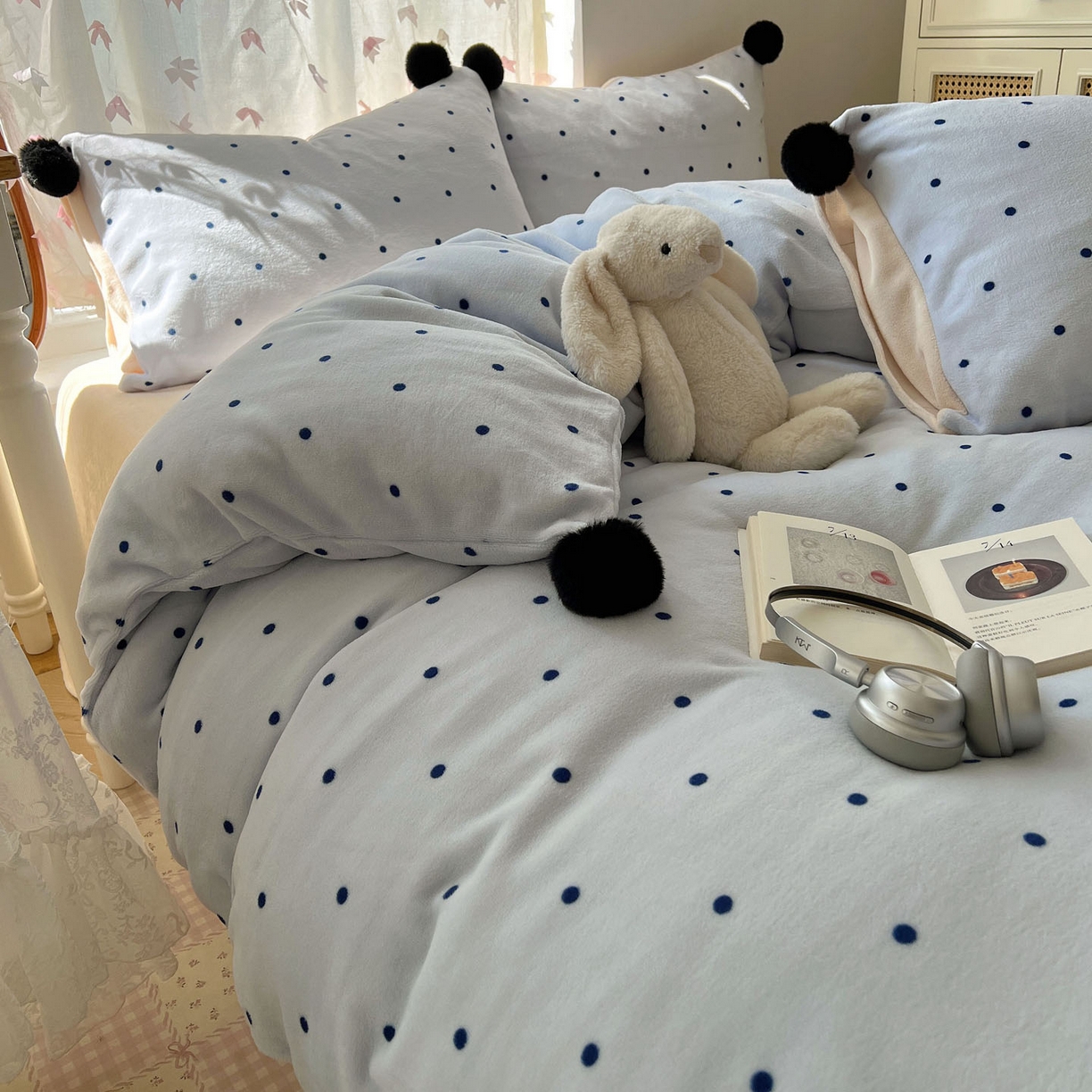 91家纺网 家纺一手货源 找家纺 顾里家纺 2025新款chic波点牛奶绒毛球套件 蓝波点