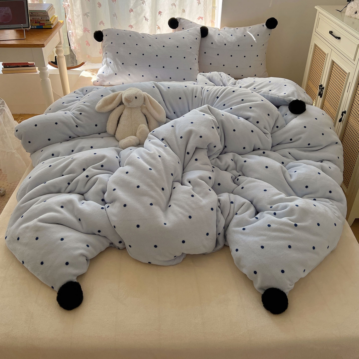 91家纺网 家纺一手货源 找家纺 顾里家纺 2025新款chic波点牛奶绒毛球套件 蓝波点