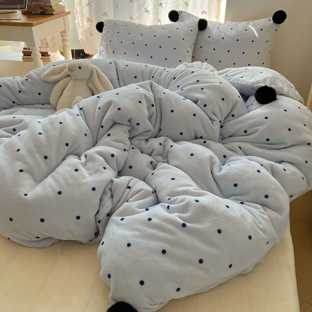 91家纺网 家纺一手货源 找家纺 顾里家纺 2025新款chic波点牛奶绒毛球套件 蓝波点
