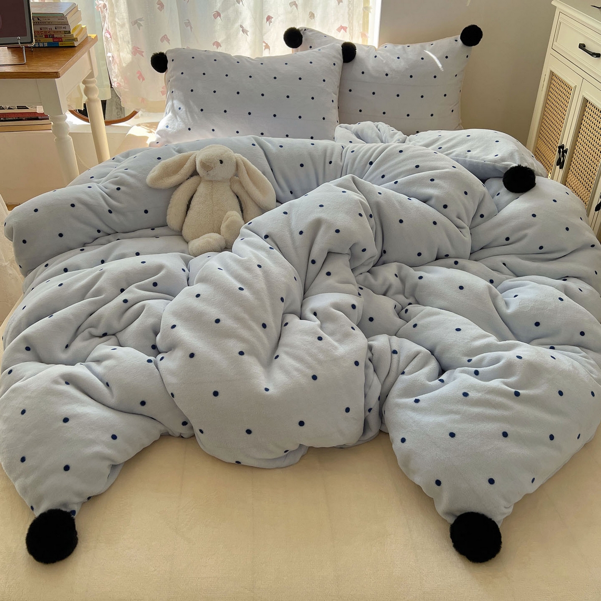 91家纺网 家纺一手货源 找家纺 顾里家纺 2025新款chic波点牛奶绒毛球套件 蓝波点