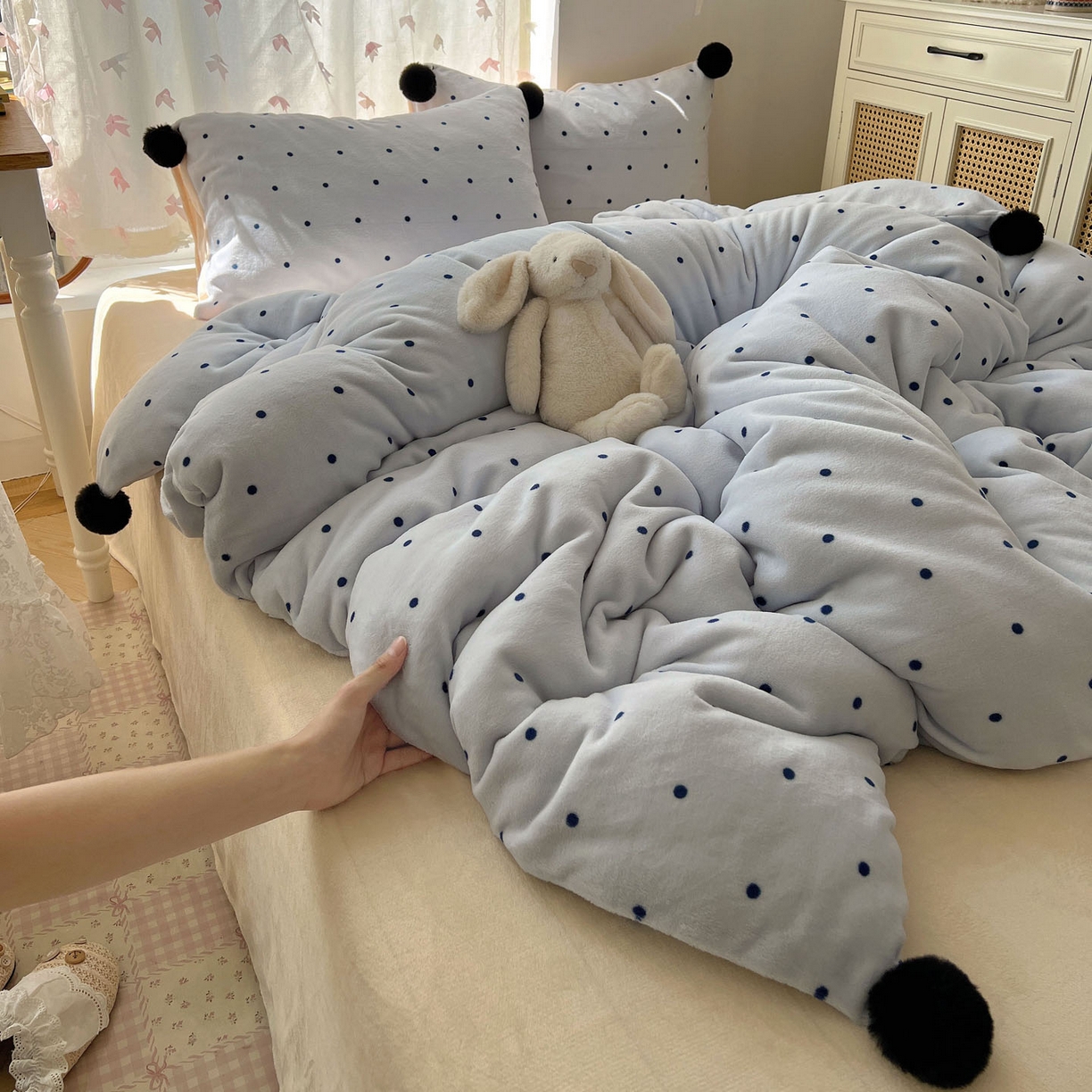 91家纺网 家纺一手货源 找家纺 顾里家纺 2025新款chic波点牛奶绒毛球套件 蓝波点
