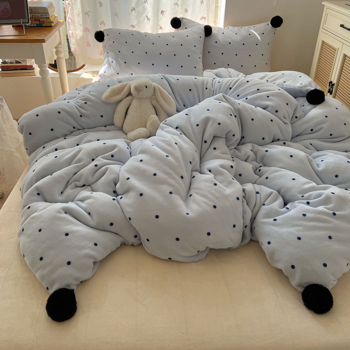 91家纺网 家纺一手货源 找家纺 顾里家纺 2025新款chic波点牛奶绒毛球套件 蓝波点