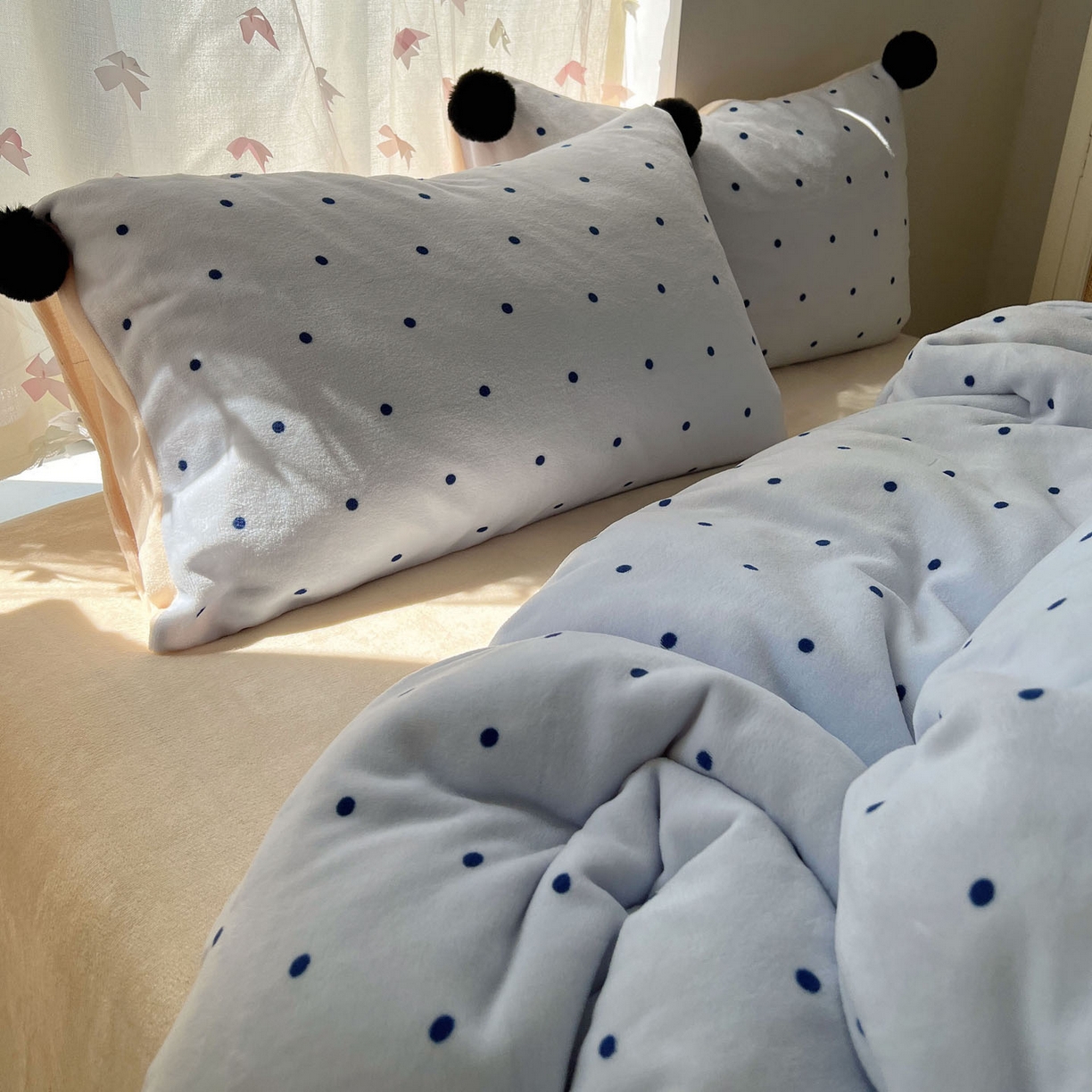 91家纺网 家纺一手货源 找家纺 顾里家纺 2025新款chic波点牛奶绒毛球套件 蓝波点