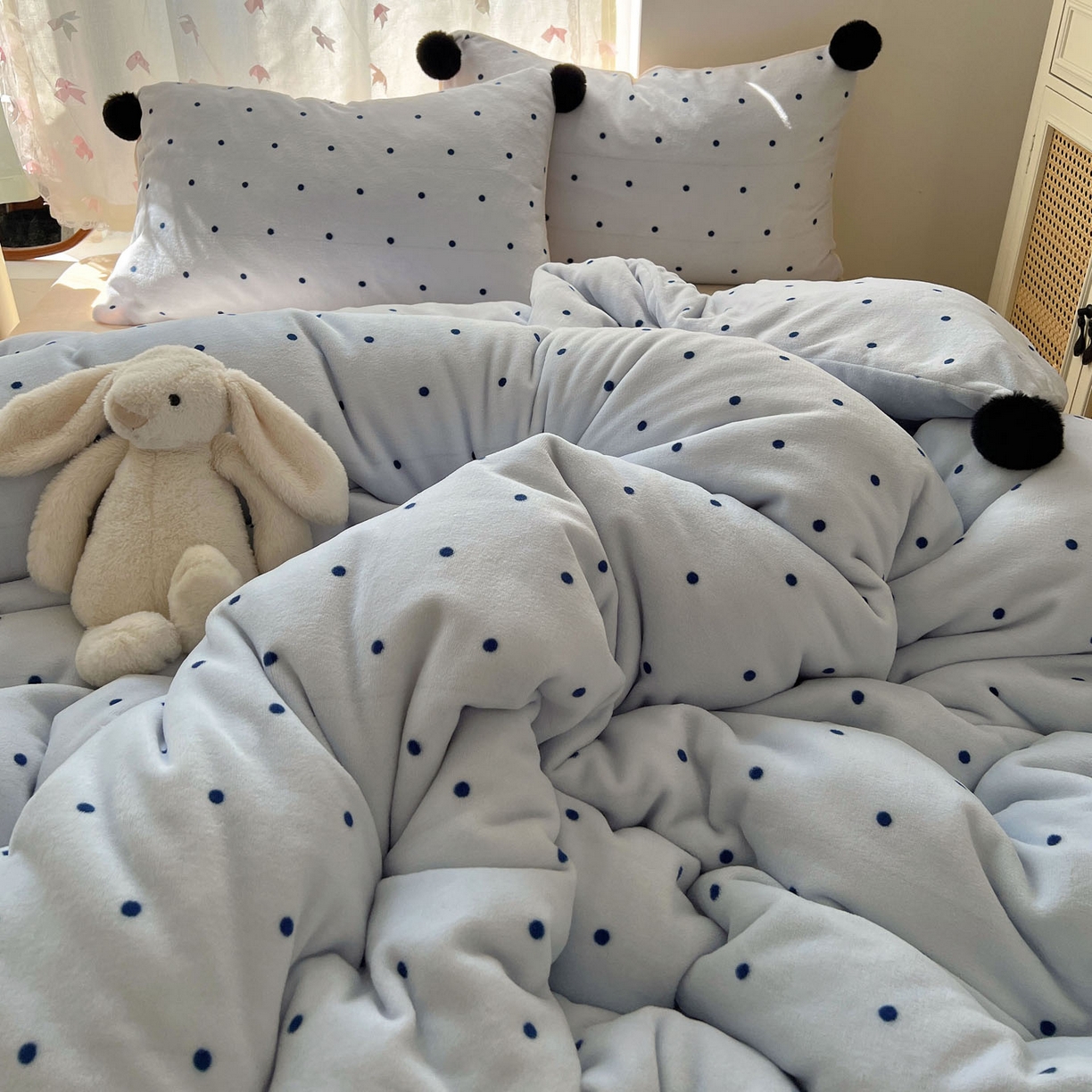 91家纺网 家纺一手货源 找家纺 顾里家纺 2025新款chic波点牛奶绒毛球套件 蓝波点