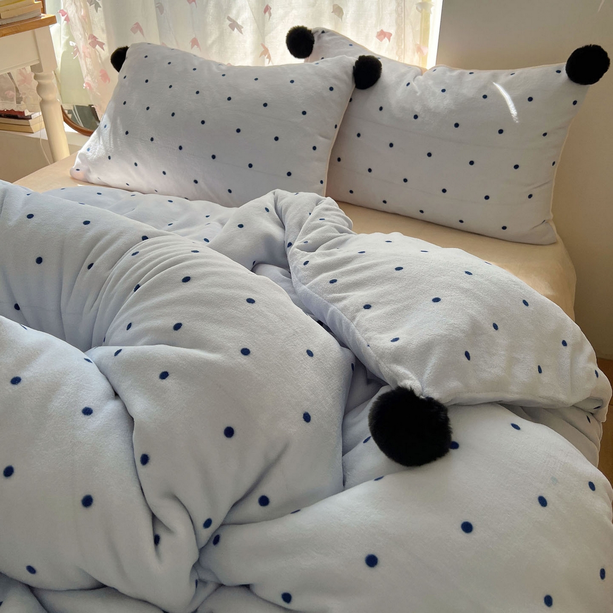 91家纺网 家纺一手货源 找家纺 顾里家纺 2025新款chic波点牛奶绒毛球套件 蓝波点