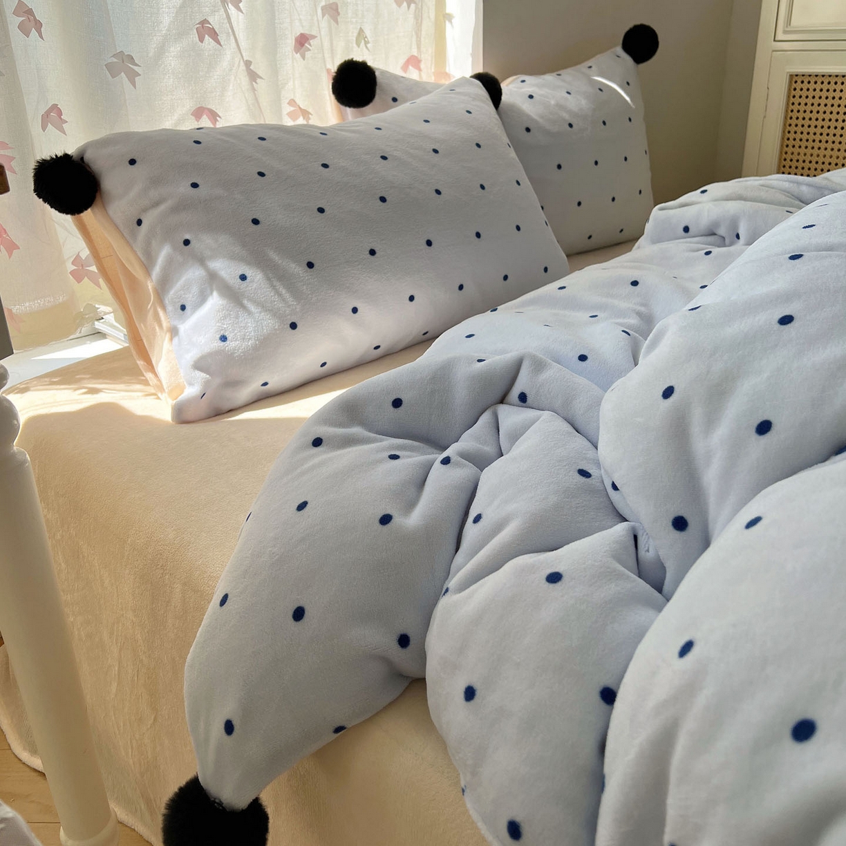 91家纺网 家纺一手货源 找家纺 顾里家纺 2025新款chic波点牛奶绒毛球套件 蓝波点