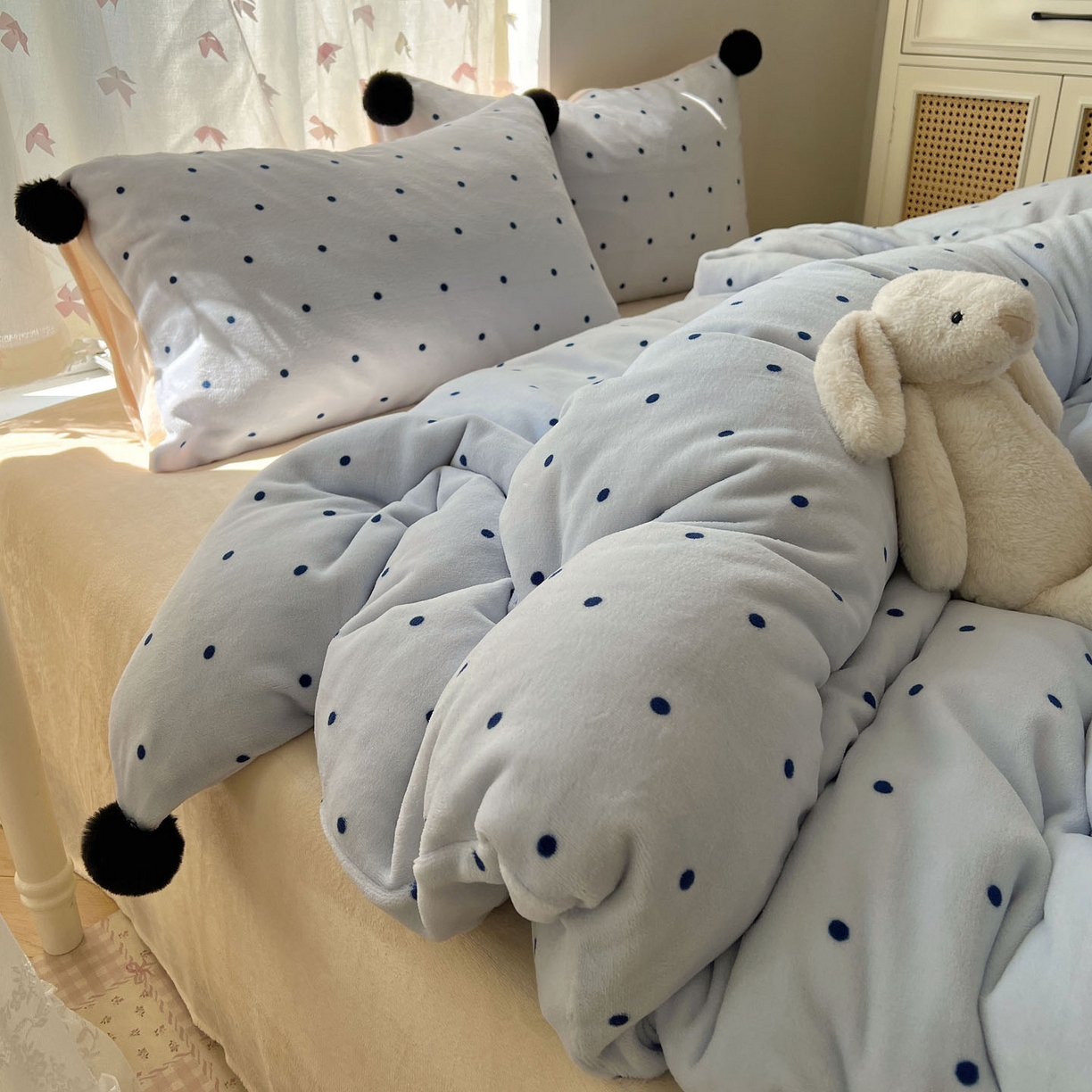 91家纺网 家纺一手货源 找家纺 顾里家纺 2025新款chic波点牛奶绒毛球套件 蓝波点