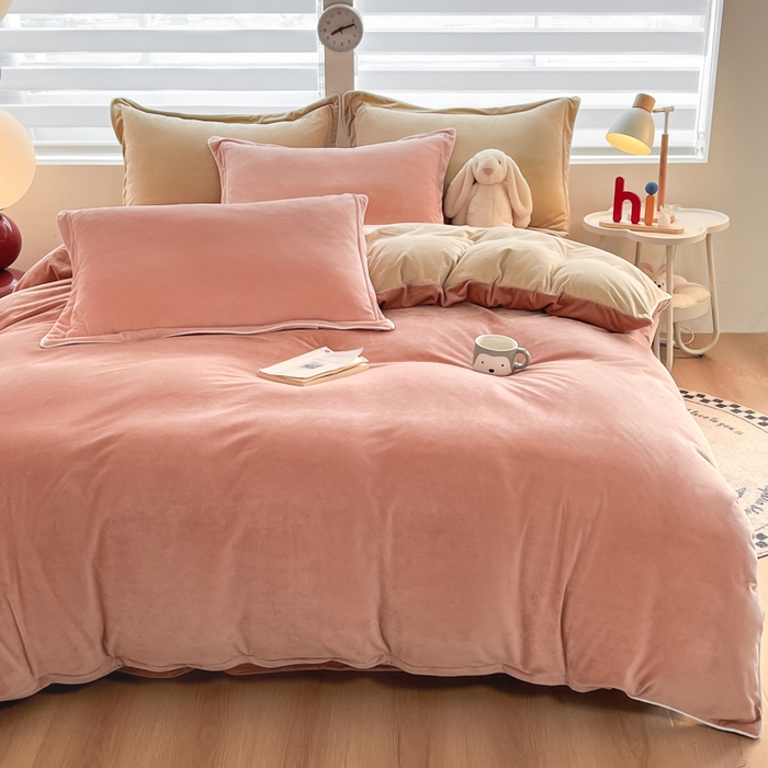 91家纺网 家纺一手货源 找家纺 九沐良品 2025新款加厚婴儿绒牛奶绒四件套工艺款宝宝绒四件套 奶油橘+米驼