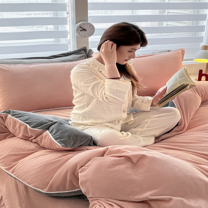 91家纺网 家纺一手货源 找家纺 九沐良品 2025新款加厚婴儿绒牛奶绒四件套工艺款宝宝绒四件套 皮粉+灰色