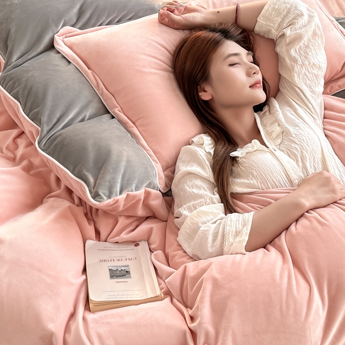 91家纺网 家纺一手货源 找家纺 九沐良品 2025新款加厚婴儿绒牛奶绒四件套工艺款宝宝绒四件套 皮粉+灰色