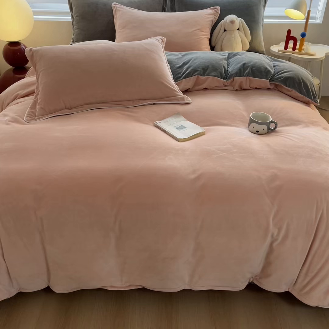 91家纺网 家纺一手货源 找家纺 九沐良品 2025新款加厚婴儿绒牛奶绒四件套工艺款宝宝绒四件套 皮粉+灰色