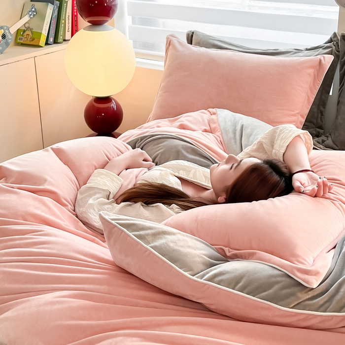 91家纺网 家纺一手货源 找家纺 九沐良品 2025新款加厚婴儿绒牛奶绒四件套工艺款宝宝绒四件套 皮粉+浅灰