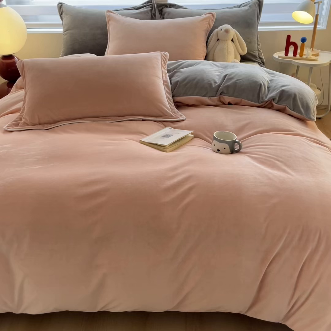 91家纺网 家纺一手货源 找家纺 九沐良品 2025新款加厚婴儿绒牛奶绒四件套工艺款宝宝绒四件套 皮粉+浅灰