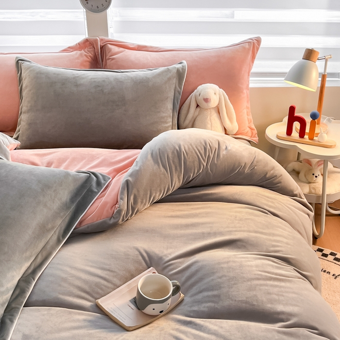 91家纺网 家纺一手货源 找家纺 九沐良品 2025新款加厚婴儿绒牛奶绒四件套工艺款宝宝绒四件套 浅灰+皮粉