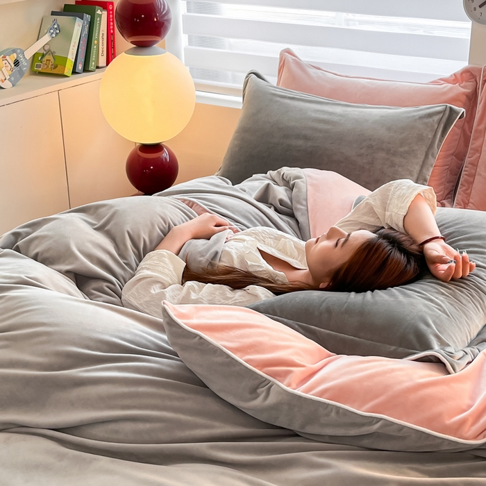 91家纺网 家纺一手货源 找家纺 九沐良品 2025新款加厚婴儿绒牛奶绒四件套工艺款宝宝绒四件套 浅灰+皮粉