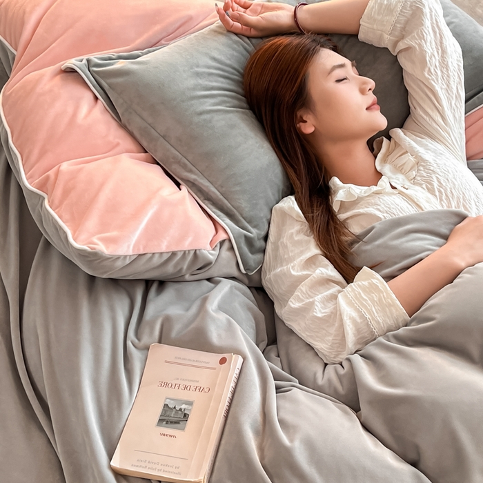 91家纺网 家纺一手货源 找家纺 九沐良品 2025新款加厚婴儿绒牛奶绒四件套工艺款宝宝绒四件套 浅灰+皮粉