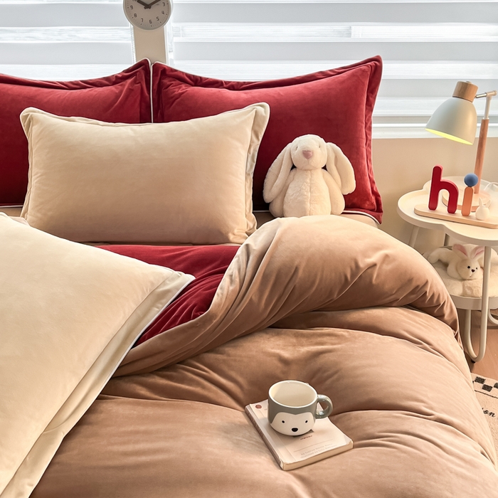 91家纺网 家纺一手货源 找家纺 九沐良品 2025新款加厚婴儿绒牛奶绒四件套工艺款宝宝绒四件套 浅驼+晨曦红