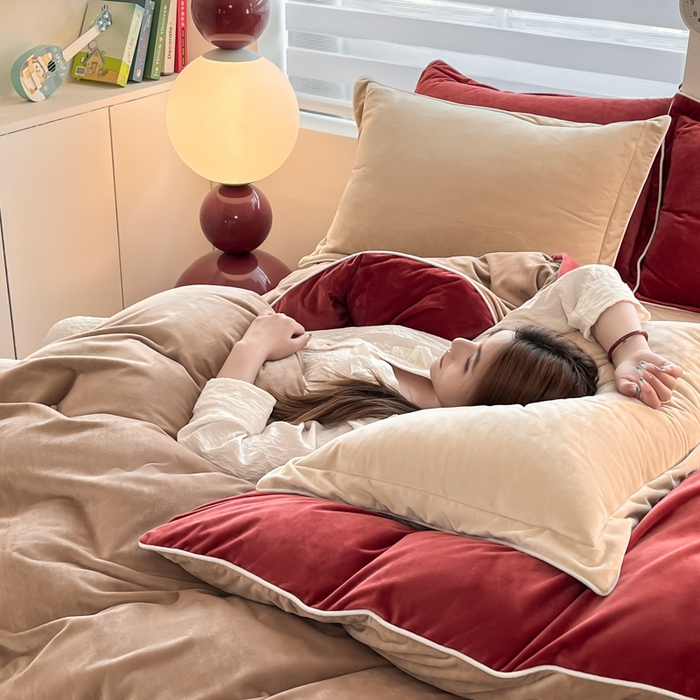 91家纺网 家纺一手货源 找家纺 九沐良品 2025新款加厚婴儿绒牛奶绒四件套工艺款宝宝绒四件套 浅驼+晨曦红