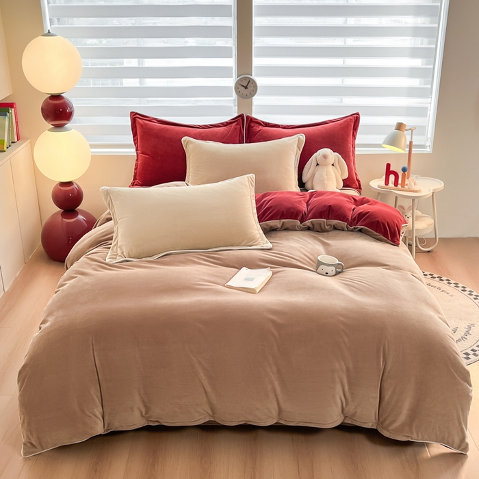 91家纺网 家纺一手货源 找家纺 九沐良品 2025新款加厚婴儿绒牛奶绒四件套工艺款宝宝绒四件套 浅驼+晨曦红