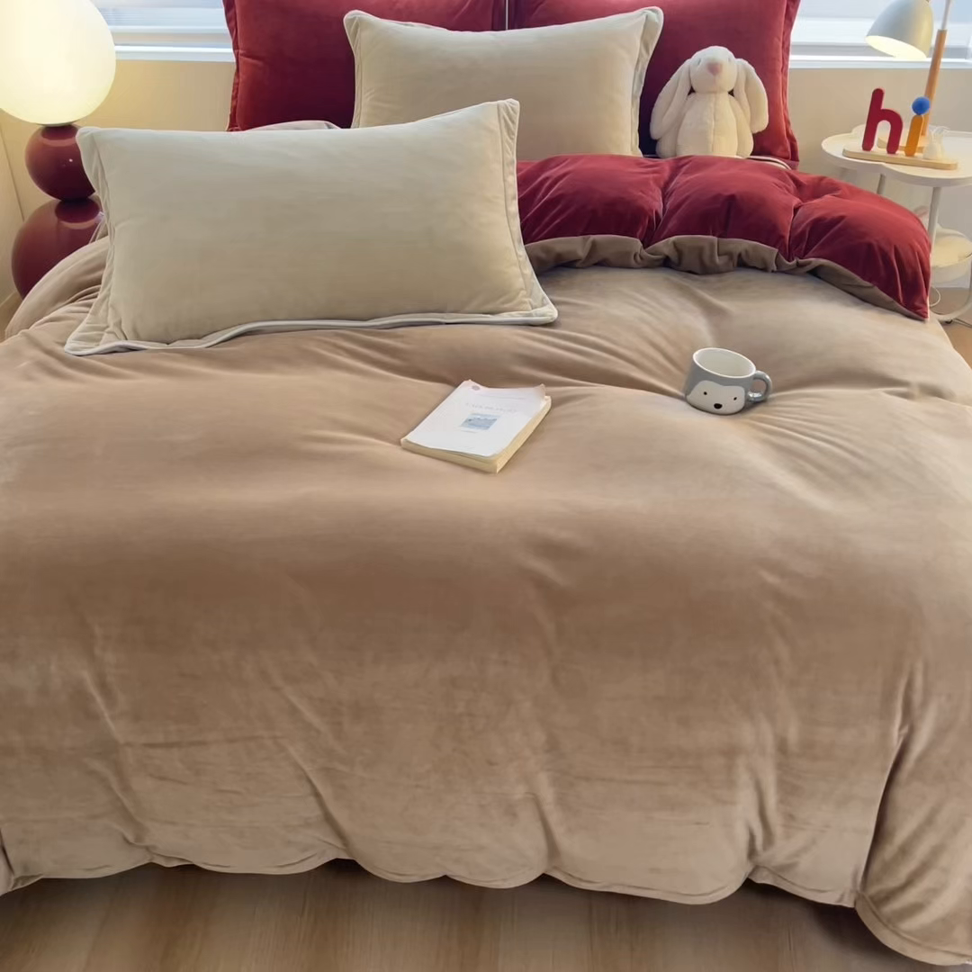 91家纺网 家纺一手货源 找家纺 九沐良品 2025新款加厚婴儿绒牛奶绒四件套工艺款宝宝绒四件套 浅驼+晨曦红