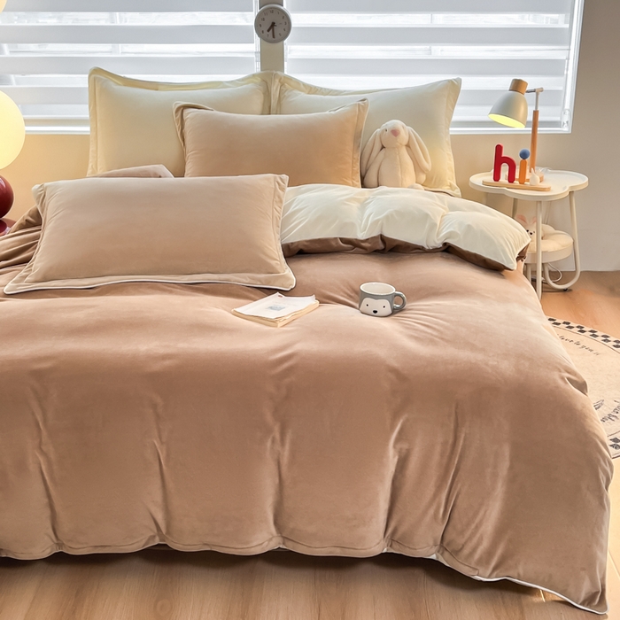 91家纺网 家纺一手货源 找家纺 九沐良品 2025新款加厚婴儿绒牛奶绒四件套工艺款宝宝绒四件套 浅驼+米白