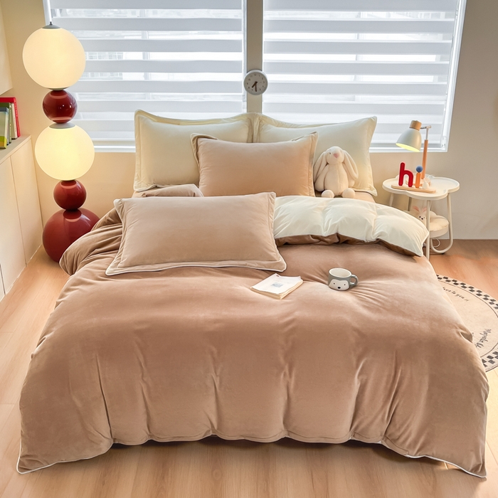 91家纺网 家纺一手货源 找家纺 九沐良品 2025新款加厚婴儿绒牛奶绒四件套工艺款宝宝绒四件套 浅驼+米白