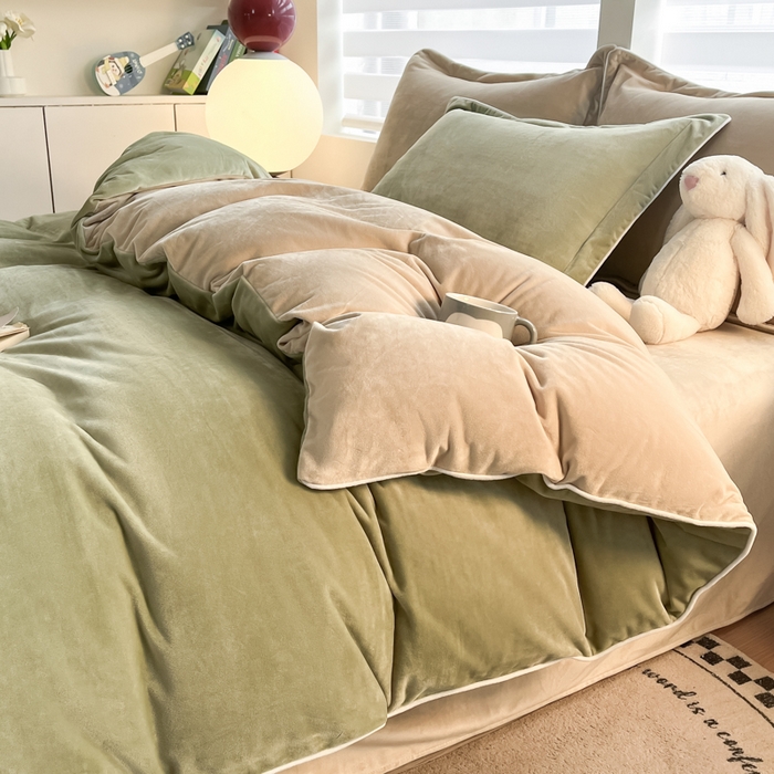 91家纺网 家纺一手货源 找家纺 九沐良品 2025新款加厚婴儿绒牛奶绒四件套工艺款宝宝绒四件套 苔绿+米驼