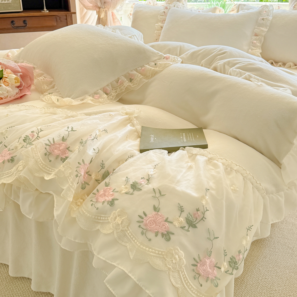 91家纺网 家纺一手货源 找家纺 （总）米可家居 2025新款牛奶绒床裙款蕾丝刺绣四件套韩版法式公主风四件套  玫瑰故事
