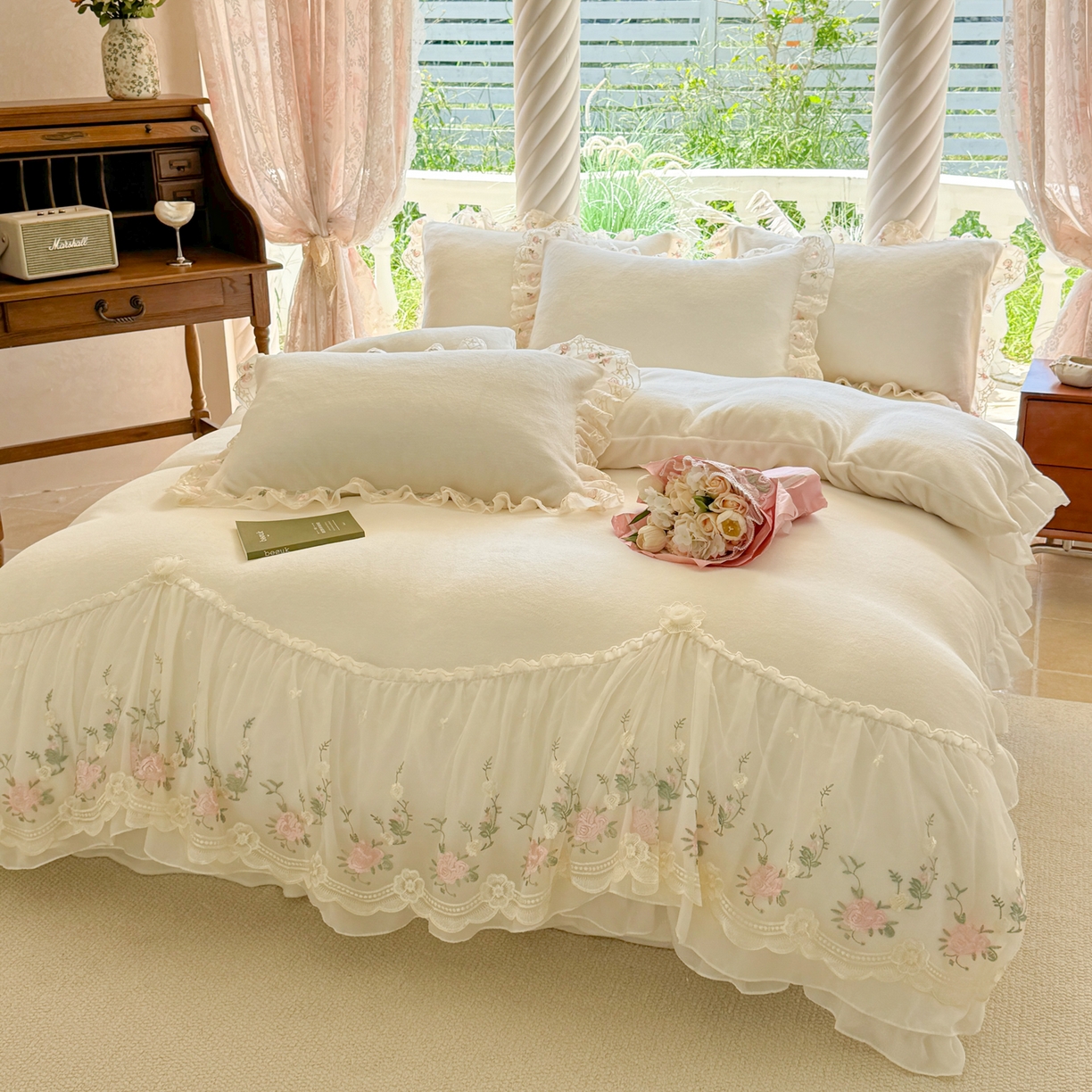 91家纺网 家纺一手货源 找家纺 （总）米可家居 2025新款牛奶绒床裙款蕾丝刺绣四件套韩版法式公主风四件套  玫瑰故事