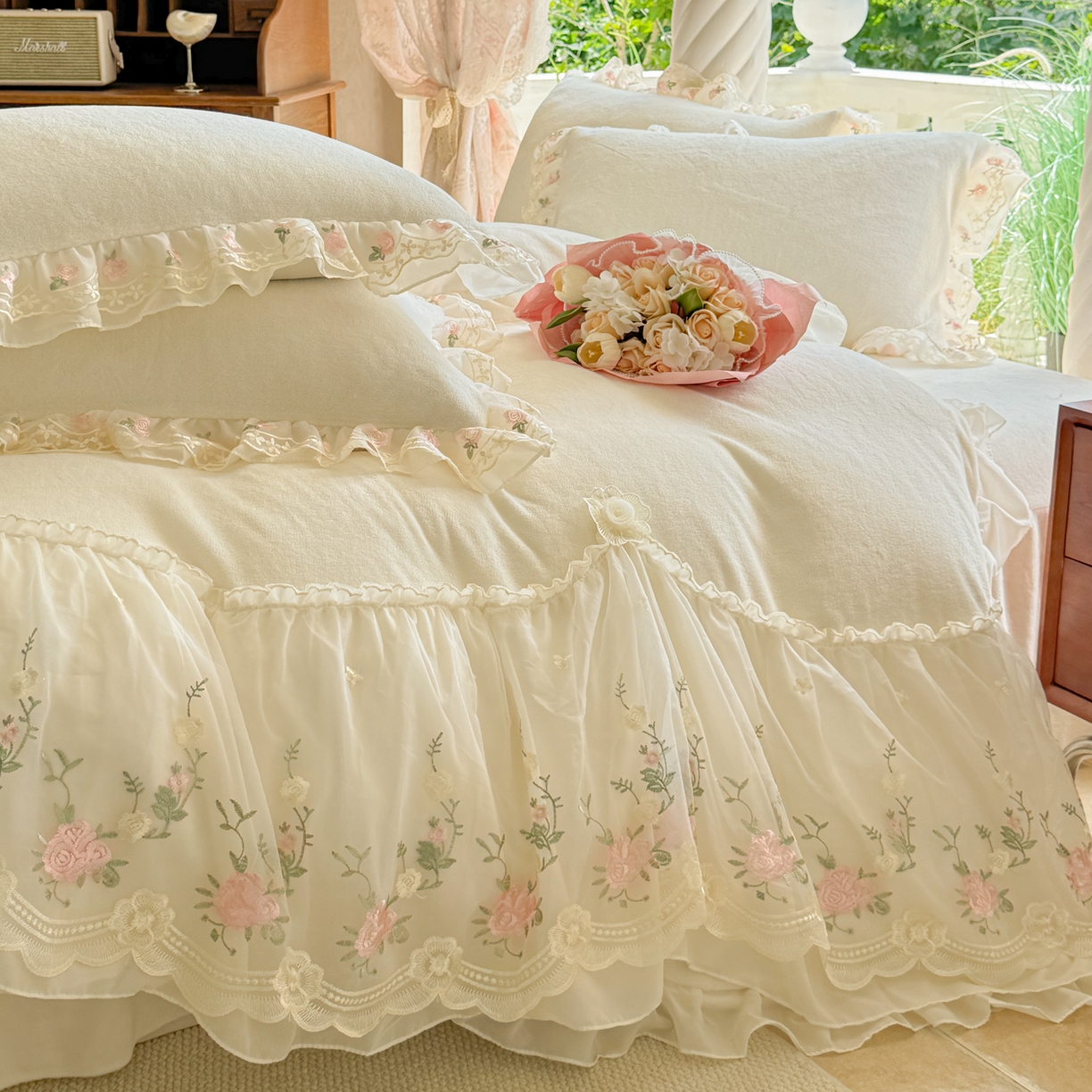 91家纺网 家纺一手货源 找家纺 （总）米可家居 2025新款牛奶绒床裙款蕾丝刺绣四件套韩版法式公主风四件套  玫瑰故事