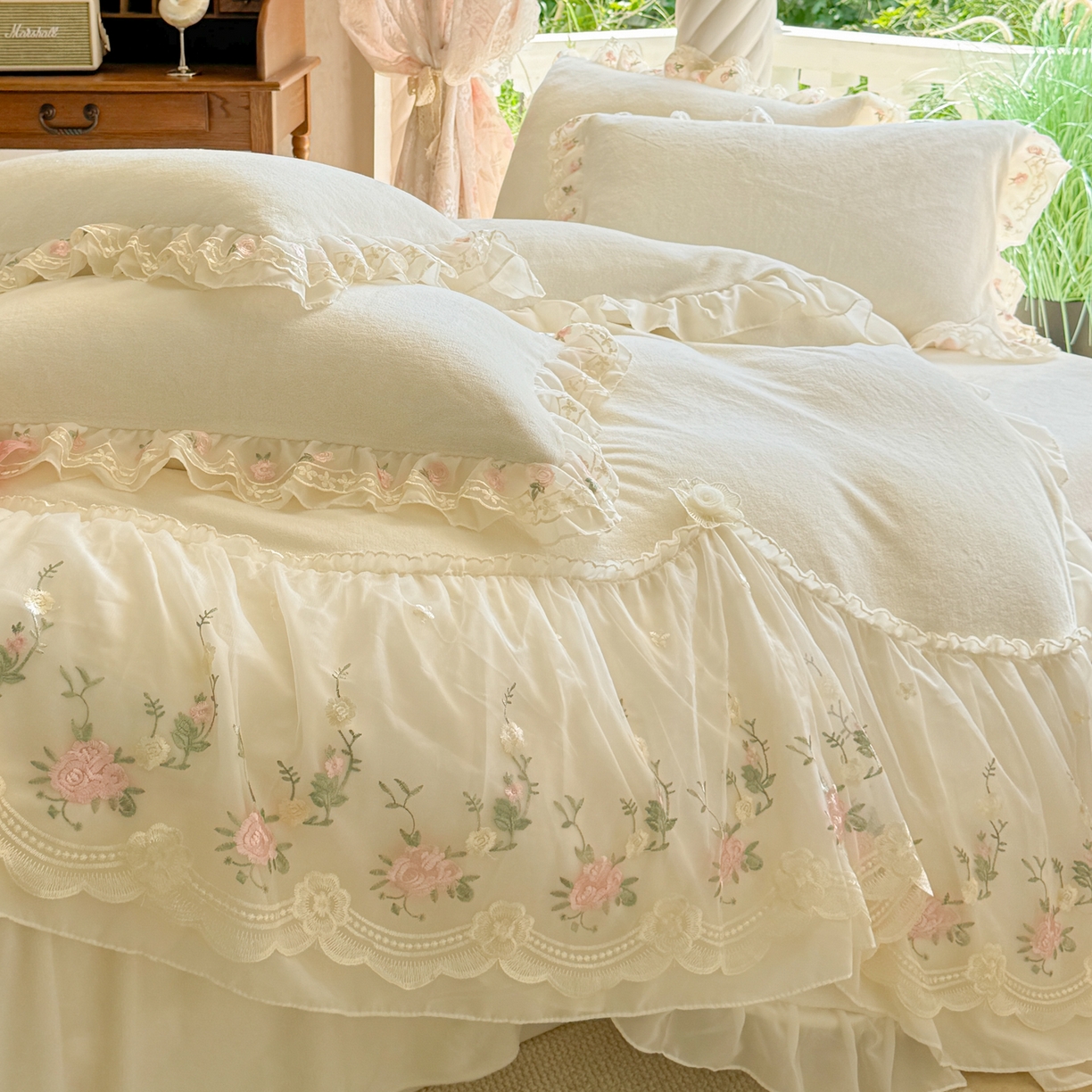 91家纺网 家纺一手货源 找家纺 （总）米可家居 2025新款牛奶绒床裙款蕾丝刺绣四件套韩版法式公主风四件套  玫瑰故事