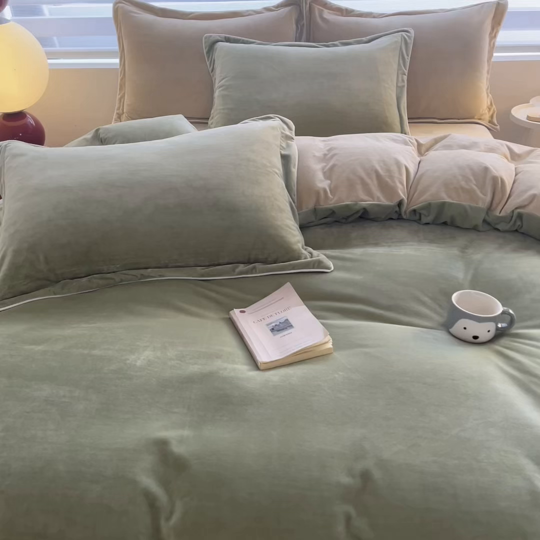 91家纺网 家纺一手货源 找家纺 九沐良品 2025新款加厚婴儿绒牛奶绒四件套工艺款宝宝绒四件套 苔绿+米驼