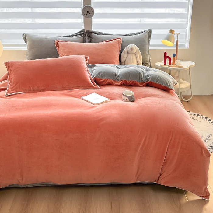 91家纺网 家纺一手货源 找家纺 九沐良品 2025新款加厚婴儿绒牛奶绒四件套工艺款宝宝绒四件套 砖红+灰色