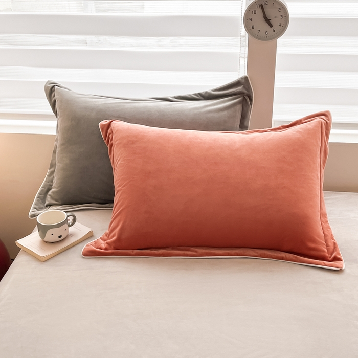 91家纺网 家纺一手货源 找家纺 九沐良品 2025新款加厚婴儿绒牛奶绒四件套工艺款宝宝绒四件套 砖红+灰色