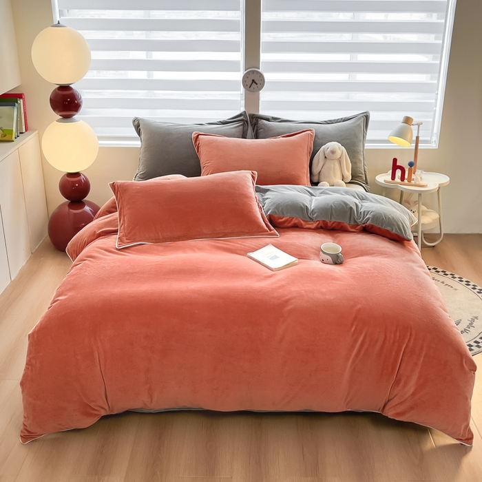 91家纺网 家纺一手货源 找家纺 九沐良品 2025新款加厚婴儿绒牛奶绒四件套工艺款宝宝绒四件套 砖红+灰色