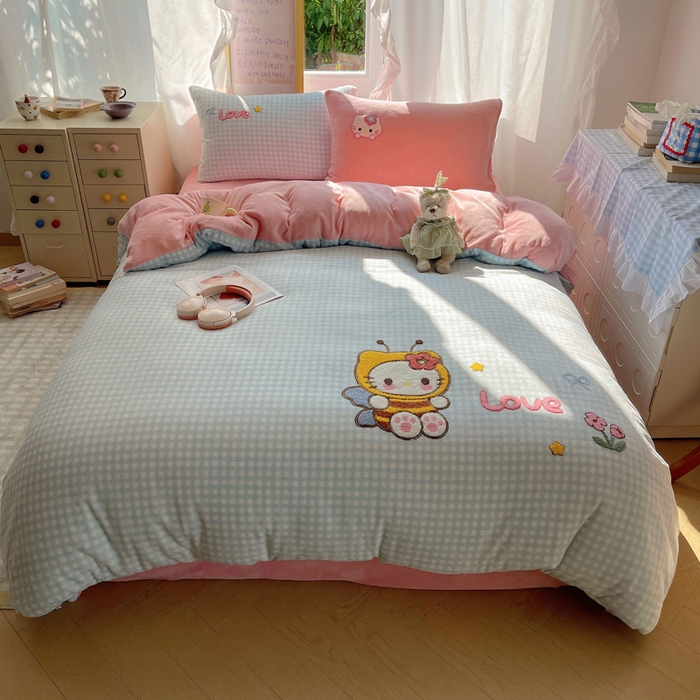 91家纺网 家纺一手货源 找家纺 （总）雨帆家纺 2025新款亲肤舒适可爱卡通牛奶绒毛巾绣四件套