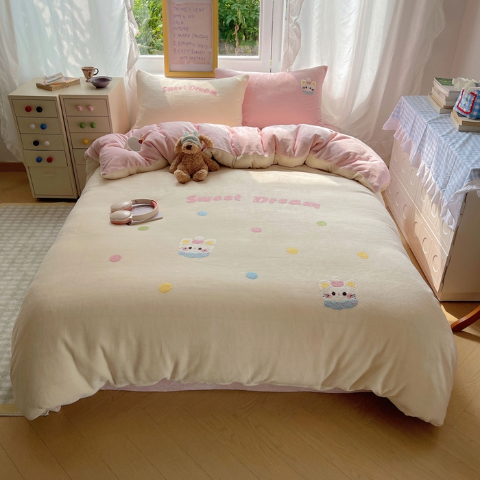 91家纺网 家纺一手货源 找家纺 （总）雨帆家纺 2025新款亲肤舒适可爱卡通牛奶绒毛巾绣四件套