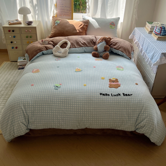 91家纺网 家纺一手货源 找家纺 （总）雨帆家纺 2025新款亲肤舒适可爱卡通牛奶绒毛巾绣四件套