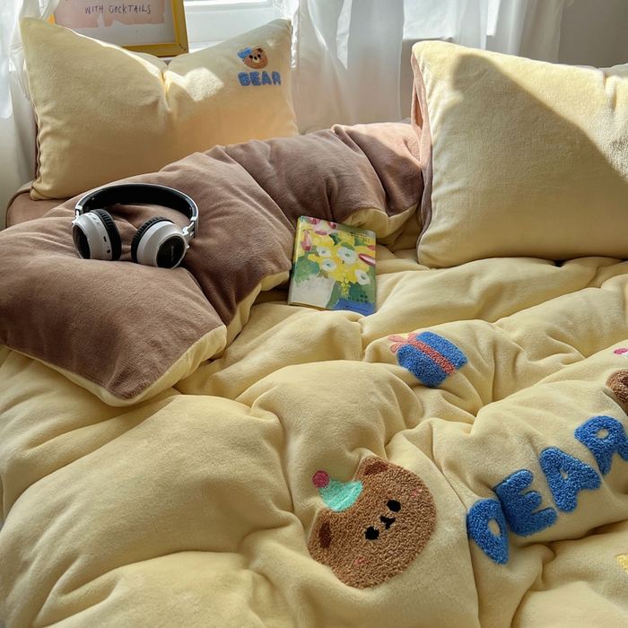 91家纺网 家纺一手货源 找家纺 雨帆家纺 2025新款亲肤舒适可爱卡通牛奶绒毛巾绣四件套 礼物小熊