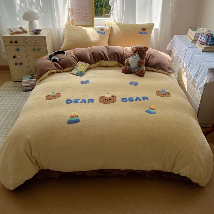 91家纺网 家纺一手货源 找家纺 雨帆家纺 2025新款亲肤舒适可爱卡通牛奶绒毛巾绣四件套 礼物小熊